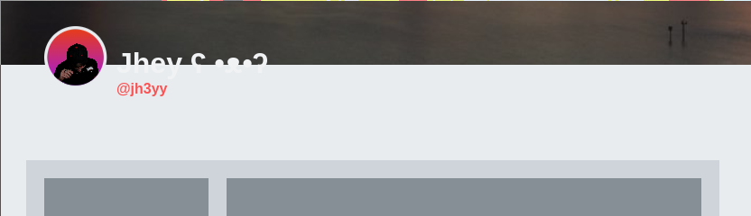 Screenshot après avoir scrollé quelques pixels : le pseudo est à cheval entre l'image foncée de la bannière et le fond clair de la page. Il est aussi écrit en blanc en anticipation de son passage sur la bannière, mais cela le rend illisible.